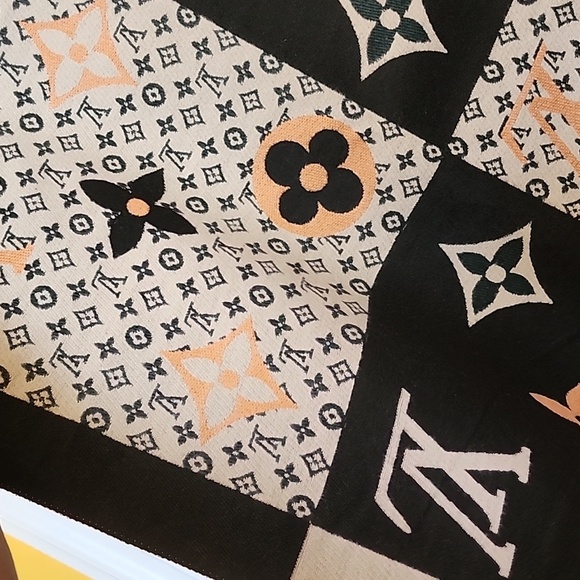 NWOT Reversible Oversized Shawl/Scarf - Picture 4 of 10